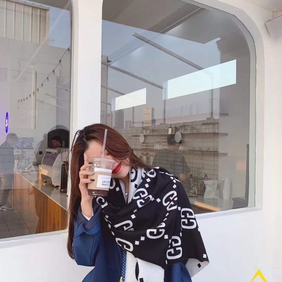 ๐โจAUTHENTICโจ๐Gucci scarf - Picture 2 of 7